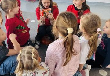 WOLONTARIUSZE CZYTAJĄ PRZEDSZKOLAKOM